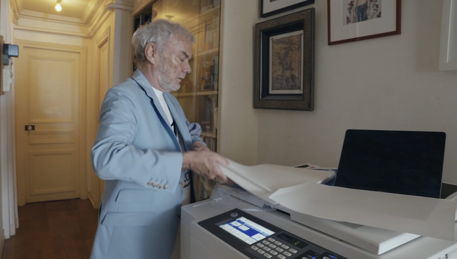 Pierre Bessard charge les feuilles dans la risographe