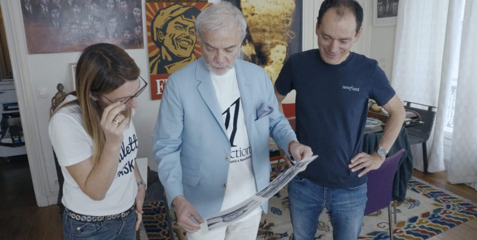L'équipe regarde une épreuve imprimée